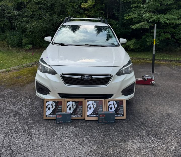 Subaru Crosstrek, disques et plaquettes neufs devant.