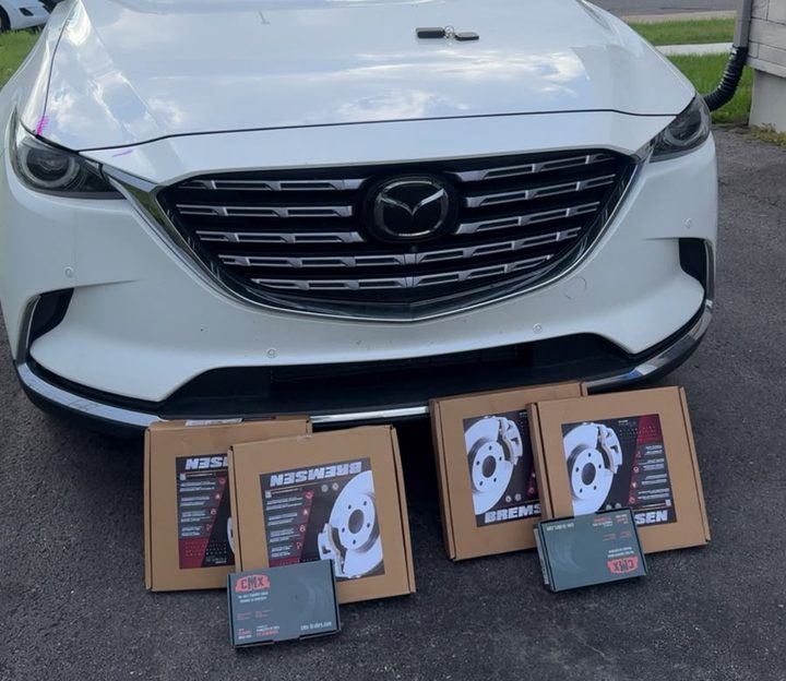 Mazda CX-9, disques Bremsen et plaquettes neufs devant.