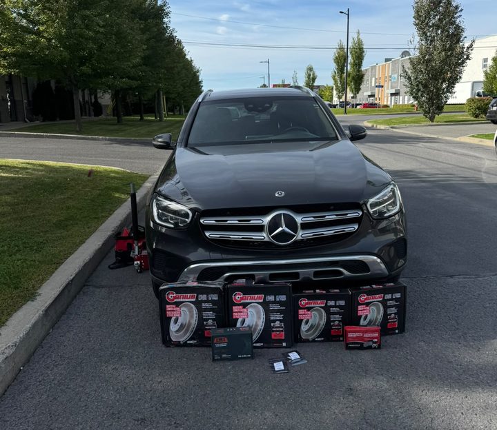 Mercedes-Benz GLC, disques et plaquettes neufs devant.