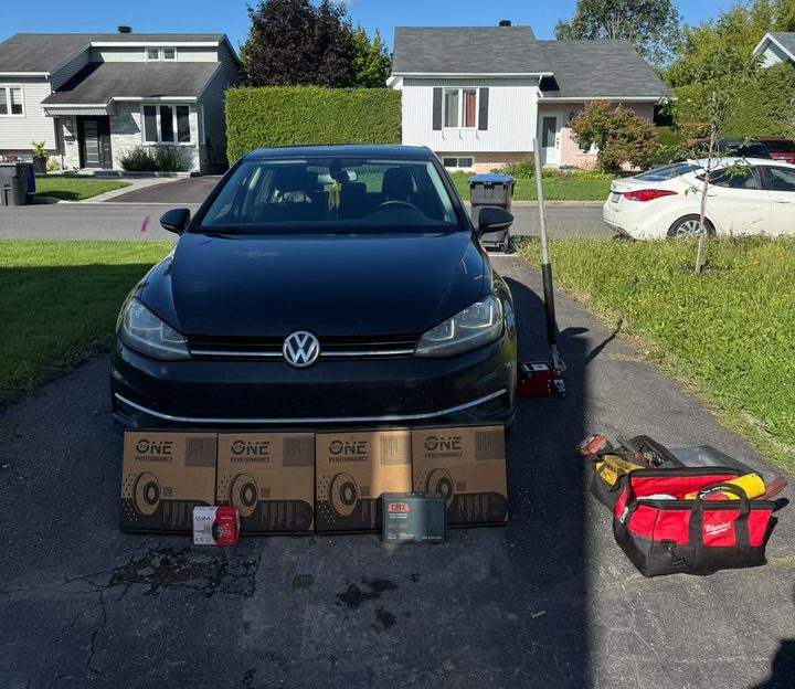 Volkswagen Golf, disques et plaquettes neufs devant.