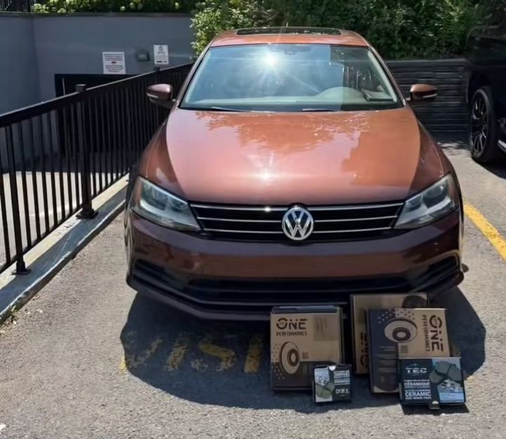 Volkswagen Jetta, disques et plaquettes neufs devant.