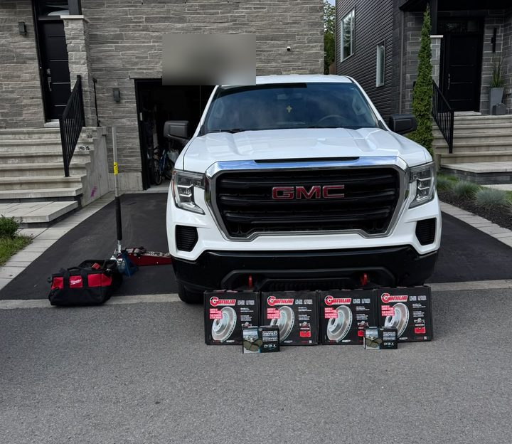 GMC Sierra, disques et plaquettes neufs devant.